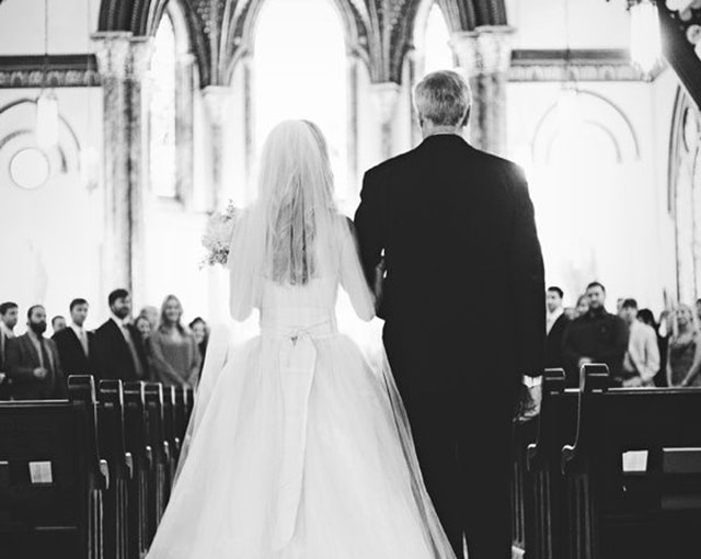 Coriandoli gettati in sposa e lo sposo alla cerimonia di nozze